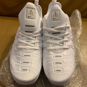 Brand new pair of sneakers size 10 white air vapor max plus.